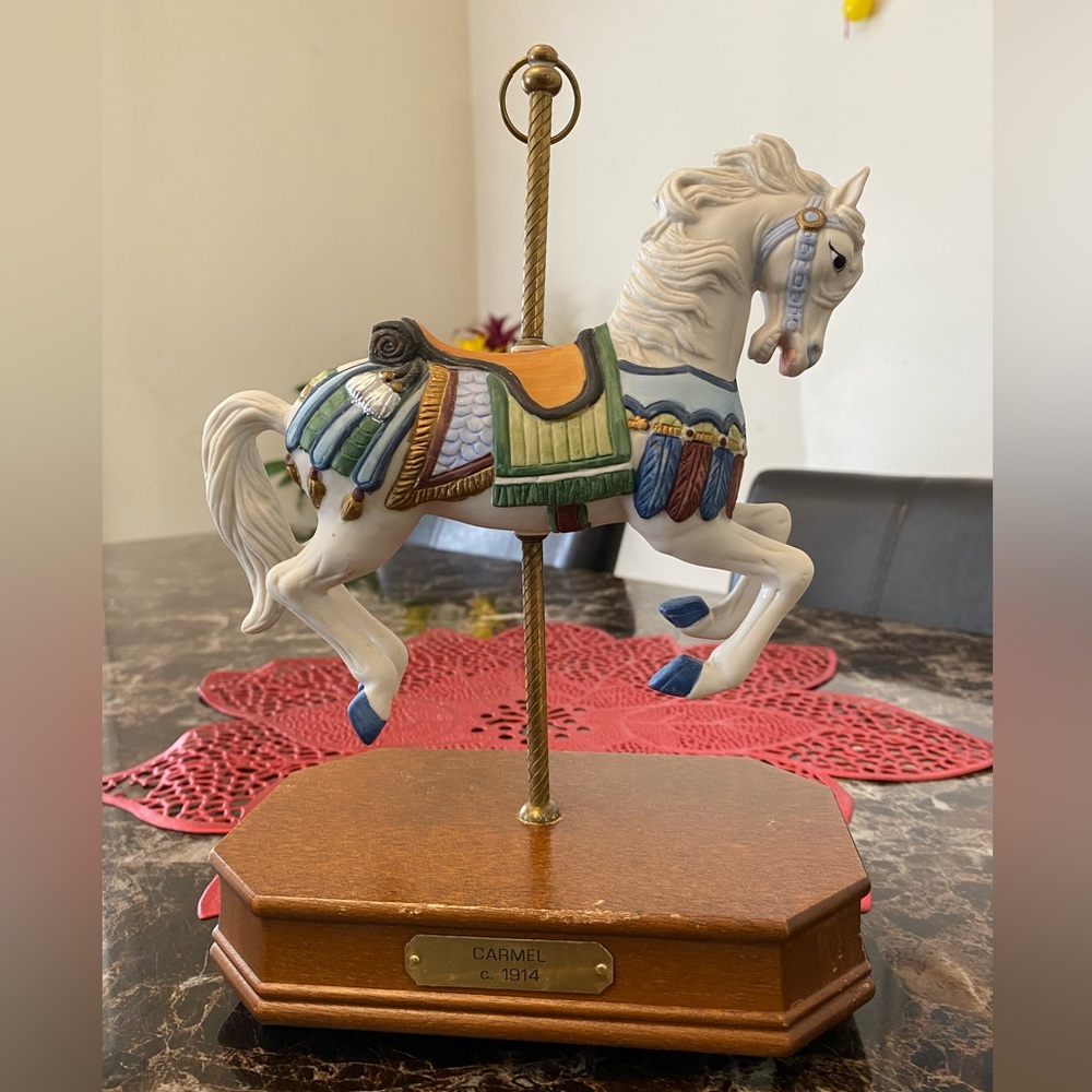 VINTAGE CAROUSEL HORSE FIGURINE 🎠